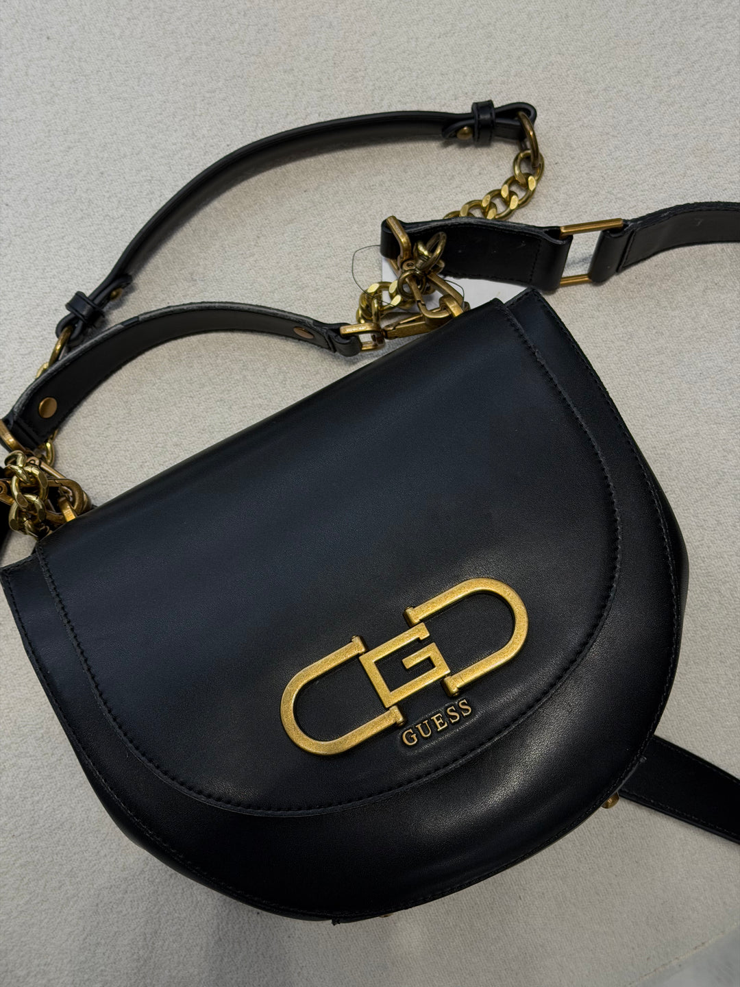 GUESS BAG (جزدان الفاترينا مع بضعة خشوط)