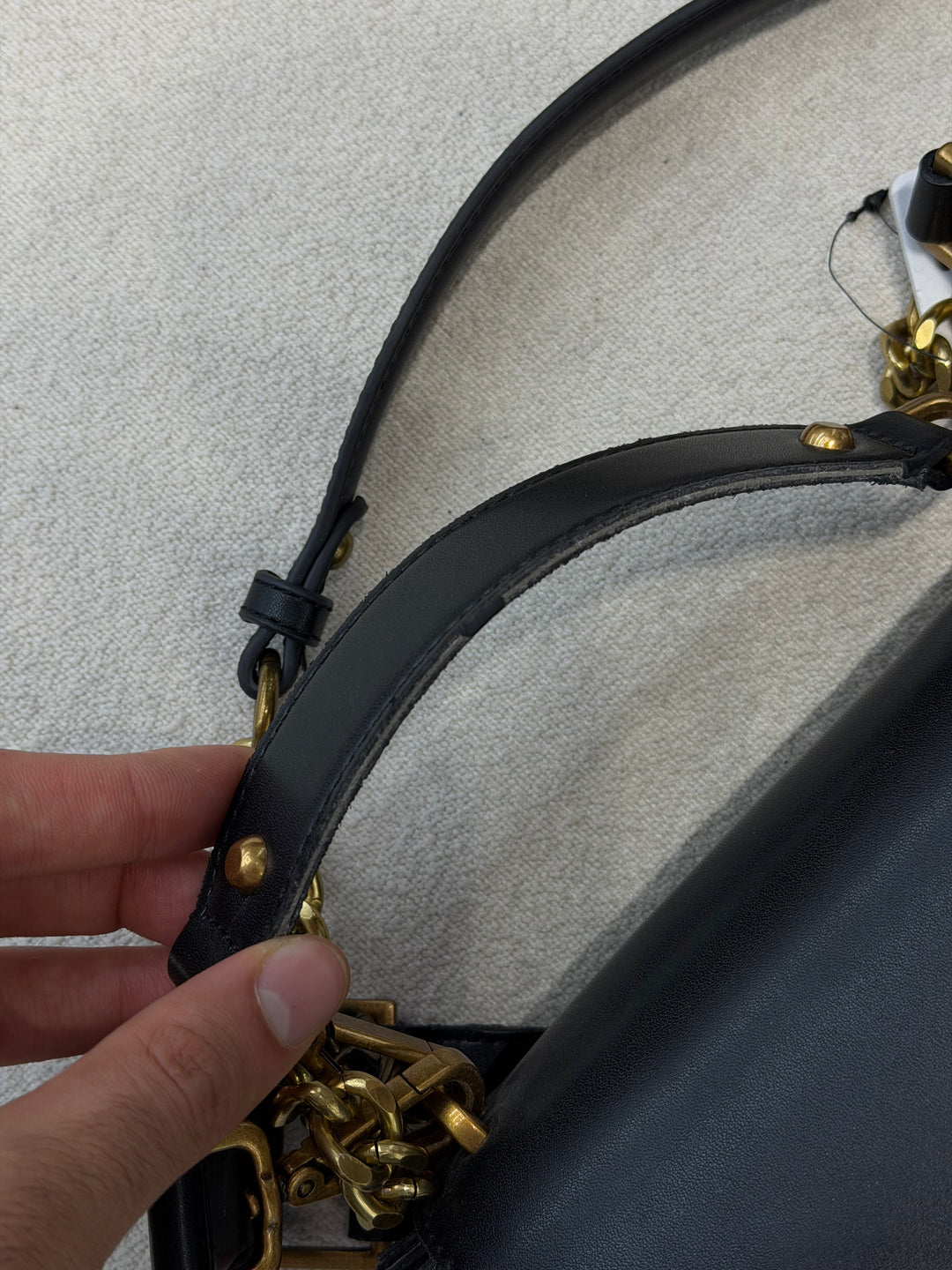 GUESS BAG (جزدان الفاترينا مع بضعة خشوط)