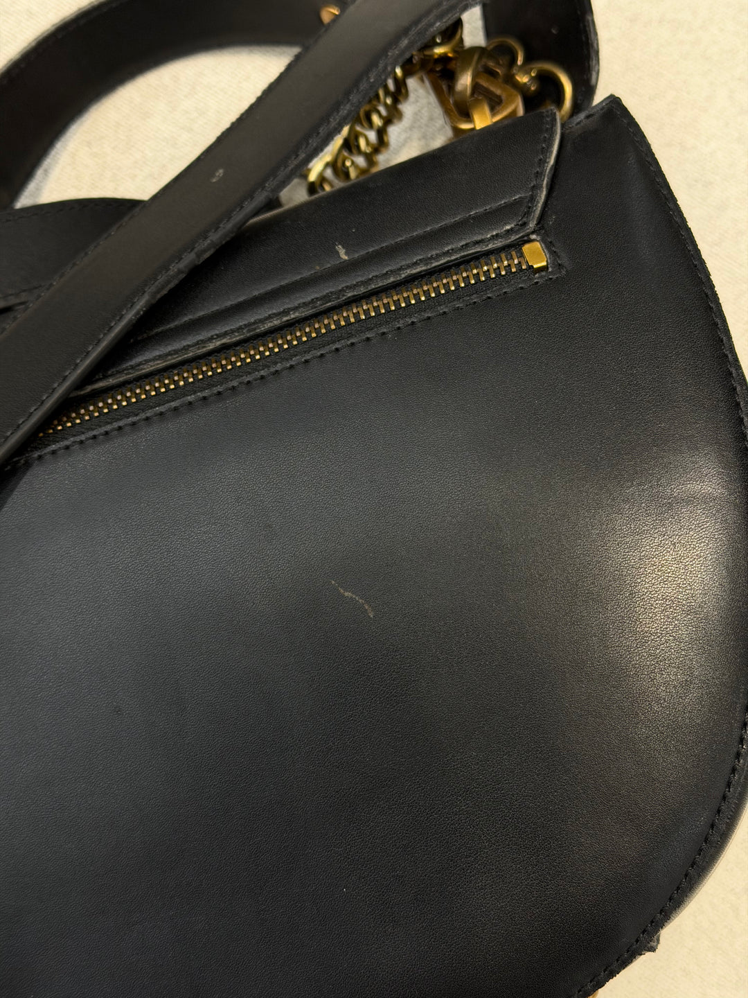 GUESS BAG (جزدان الفاترينا مع بضعة خشوط)